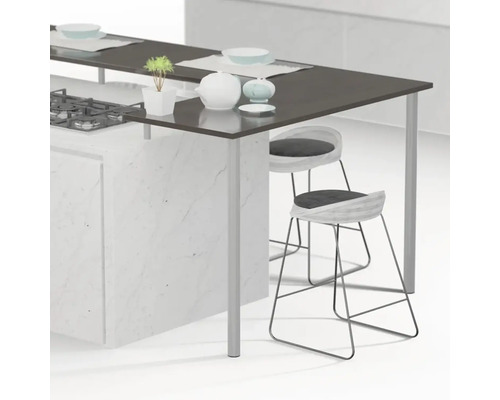 Kuchyňský ostrůvek se dvěma barovými stoličkami, nádobím a varnou deskou