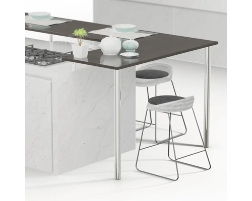 Kuchyňský ostrůvek s varnou deskou a dvěma barovými židlemi