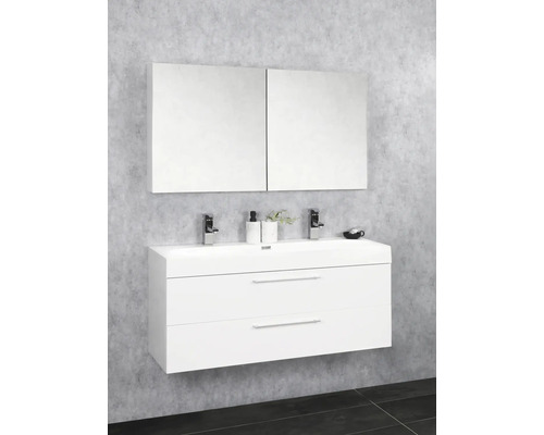 Moderní koupelna s bílou umyvadlovou skříňkou, dvěma zásuvkami a zrcadlovou skříňkou