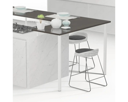 Kuchyňský ostrov s varnou deskou, nádobím a dvěma barovými židlemi