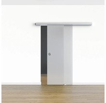 Skleněné posuvné dveře před stěnou