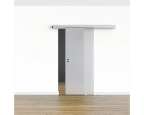 Skleněné posuvné dveře před stěnou