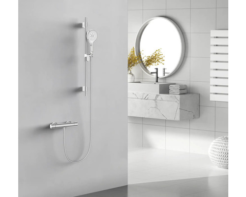 Koupelna se sprchovou soupravou, umyvadlem a zrcadlem