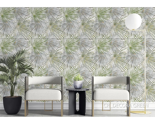 Obývací pokoj se dvěma křesly a obkladem stěn s rostlinným vzorem