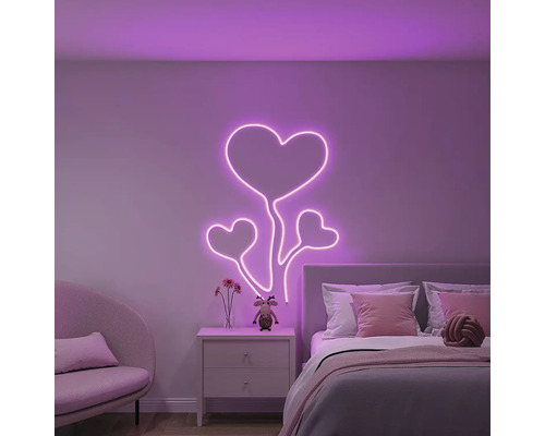 Ložnice s neonovým světlem ve tvaru srdce na zdi
