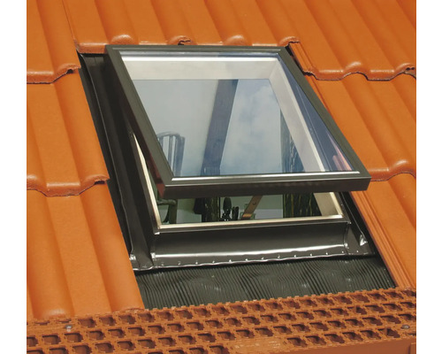 Otevřené střešní okno na taškové střeše