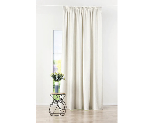 Záclona před oknem s odkládacím stolkem a vázou na květiny