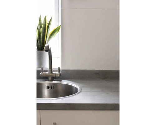 Nerezový kuchyňský dřez s baterií na pracovní desce