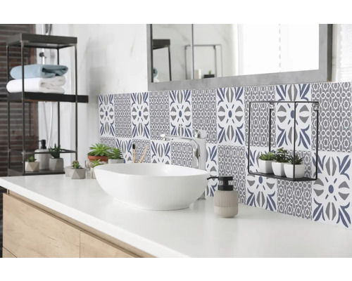 Samolepicí PVC panel Wall Tiles Cubia modrý 15,25 x 15,25 cm Moderní koupelna s umyvadlem, vodovodní baterií, zrcadlem a nástěnnými dlaždicemi se vzorem