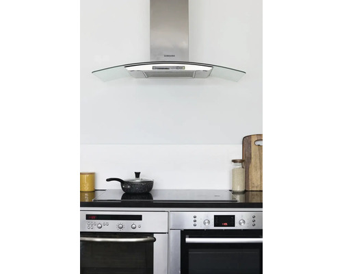 Kuchyňská scéna s odsavačem par, varnou deskou, hrnci a troubami pro moderní design kuchyně