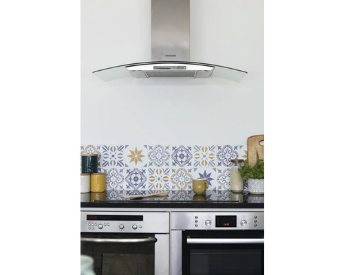 Kuchyňská scéna s odsavačem par, nálepkami na dlaždice, nádobím a troubami