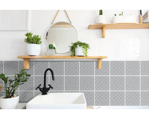 Samolepicí PVC panel Wall Tiles Lina šedý 15,25 x 15,25 cm Koupelna s umyvadlem, vodovodní baterií, zrcadlem, policemi a samolepkami na obklady s geometrickým vzorem