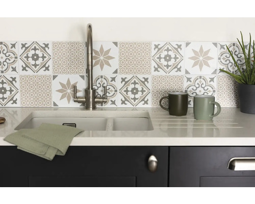 Samolepicí PVC panel Wall Tiles Lina béžový 15,25 x 15,25 cm Kuchyňský dřez s vodovodní baterií, utěrkou, šálky a dekorativními obklady