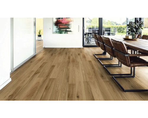 Světlý obývací pokoj s dřevěnou podlahou, jídelním stolem a židlemi