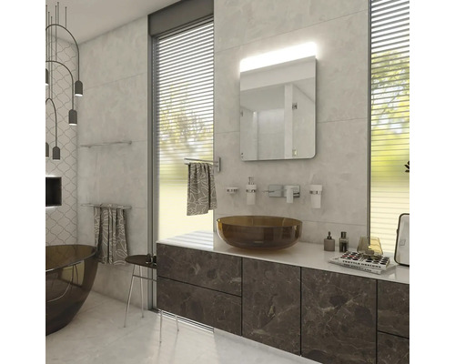 Koupelna s umyvadlem, zrcadlem, držáky na ručníky a vanou