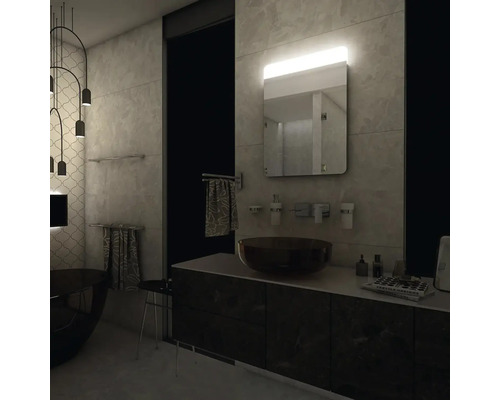 Koupelna s umyvadlem, zrcadlem, ručníky a vanou