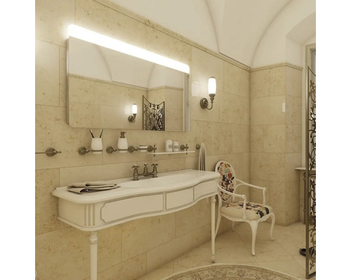 Klasická koupelna s umyvadlem, zrcadlem a židlí