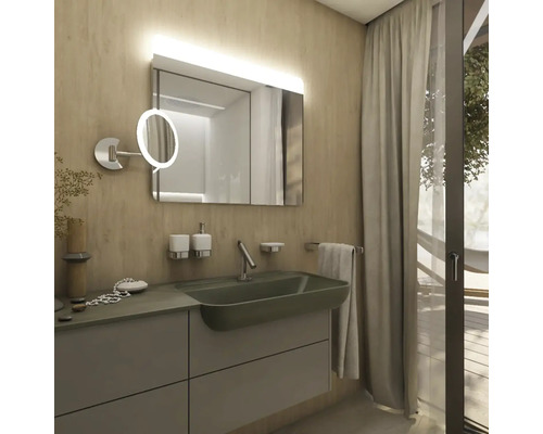 Koupelna s umyvadlem, zrcadlem s osvětlením, baterií a doplňky