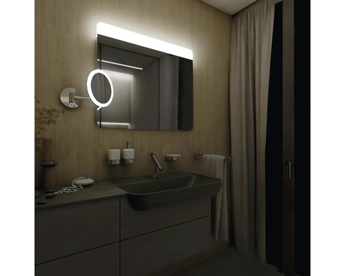 Moderní koupelna s umyvadlem, zrcadlem s osvětlením a kosmetickým zrcadlem