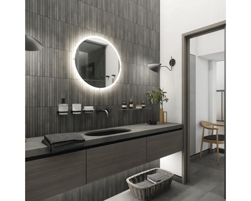 Moderní koupelna s umyvadlem, zrcadlem s osvětlením a šedými obklady