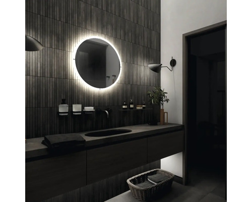 Koupelna s umyvadlem, osvětleným zrcadlem a doplňky pro stylové prostředí