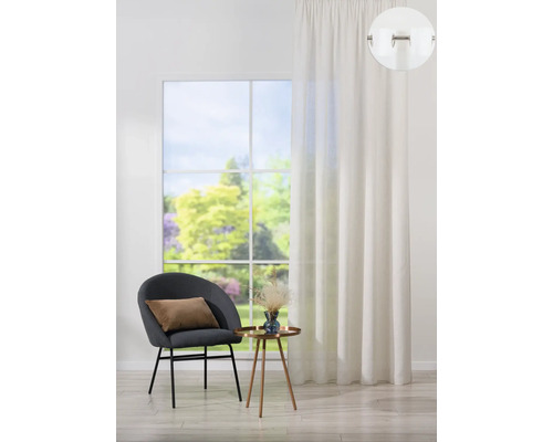 Obývací pokoj se závěsem, židlí a odkládacím stolkem před oknem