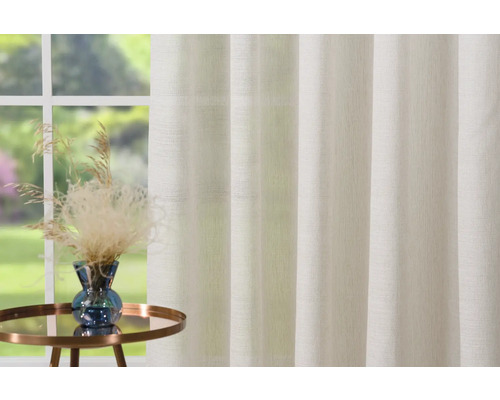 Dekorativní okenní závěs s aranžmá rostlin na malém stolku