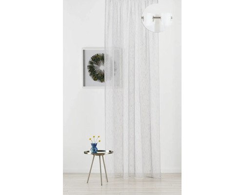 Dekorativní šály s očky, nástěnný obraz a příruční stolek v místnosti