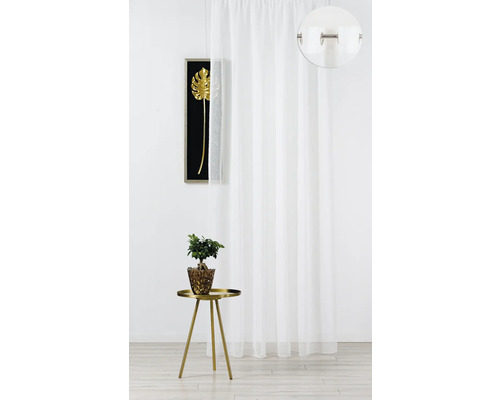 Bílý, průsvitný závěs s očky v obývacím pokoji