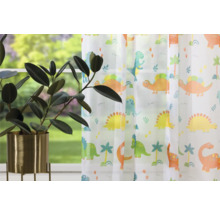 Dekorativní šály s motivem dinosaurů před oknem s pokojovou rostlinou