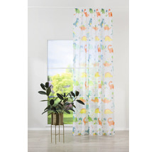 Dekorativní šály s motivem dinosaurů před oknem