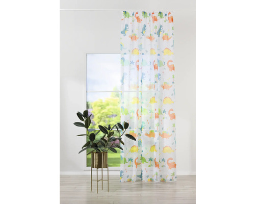 Dekorativní šály s motivem dinosaurů před oknem