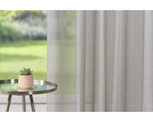 Interiér s posuvným závěsem, odkládacím stolem a rostlinou