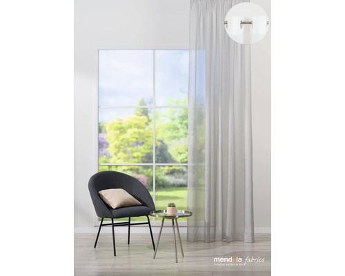 Scéna s oknem, průhledným závěsem, křeslem a odkládacím stolkem