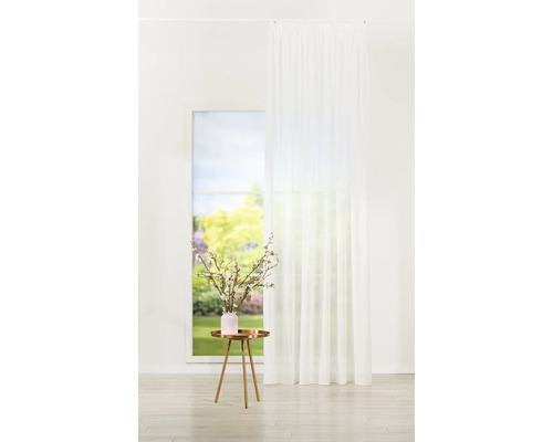 Scéna s bílým průhledným závěsem před oknem