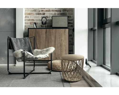 Moderní obývací pokoj s křeslem, odkládacím stolkem a dekorativními prvky