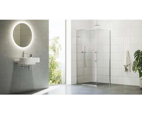 Světlá koupelna s umyvadlem, zrcadlem s osvětlením a sprchovým koutem