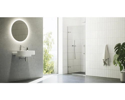 Světlá koupelna s umyvadlem, zrcadlem s osvětlením a sprchovým koutem