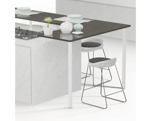 Kuchyňský ostrůvek s barovými stoličkami a nádobím