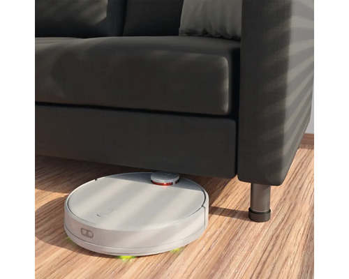 Robotický vysavač pod pohovkou na dřevěné podlaze