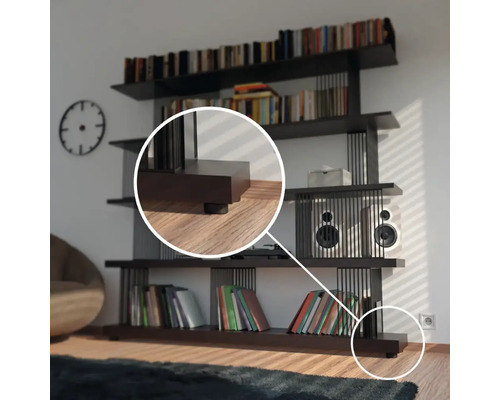 Regál s několika úrovněmi pro ukládání knih a dekorací.