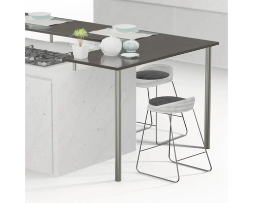 Kuchyňský ostrůvek s dřezem, varnou deskou, nádobím a barovými stoličkami.