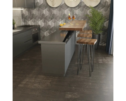 Kuchyňská scéna s kuchyňským ostrovem, barovými stoličkami a dekorativní výzdobou stěn