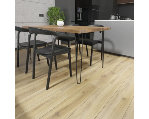 Jídelní stůl se židlemi v jídelně