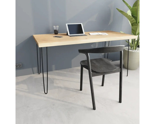 Pracovní prostor s dřevěným stolem, notebookem a židlí