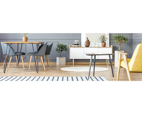 Obývací pokoj s jídelním stolem, židlemi, komodou a křeslem