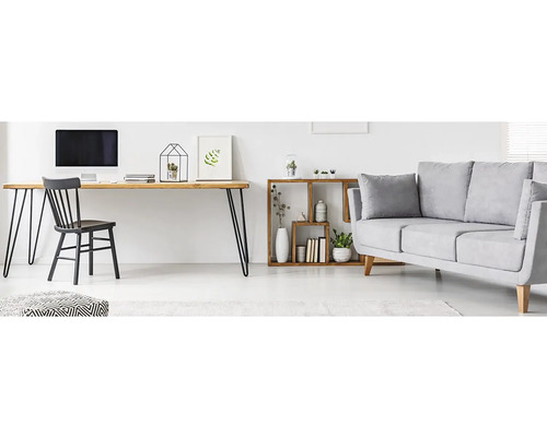 Světlý obývací pokoj s psacím stolem, židlí, regálem a pohovkou