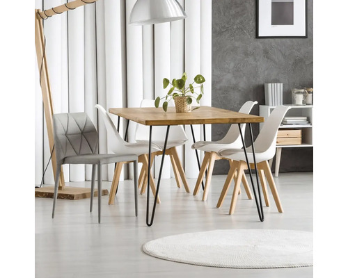 Jídelna s dřevěným stolem, židlemi a dekorací