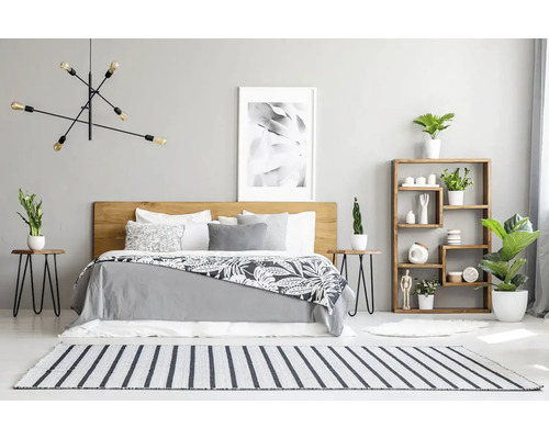 Ložnice s manželskou postelí, nočními stolky, regálem a dekorativními prvky