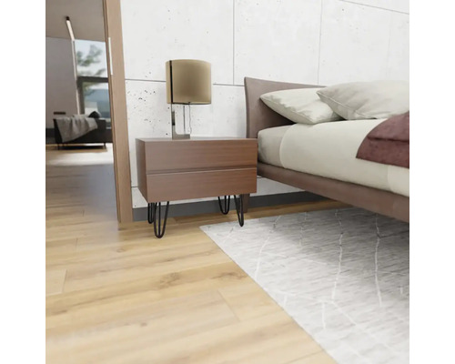 Interiér ložnice s postelí, nočním stolkem a lampou